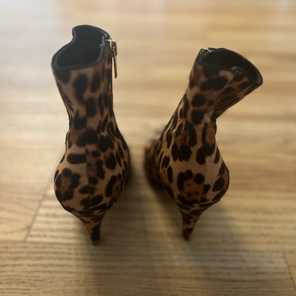Vince Camuto Nandi Leopard Print Cow Hair Heeled Ankle Boots Womens - Size 8.5 - Picture 2 of 4